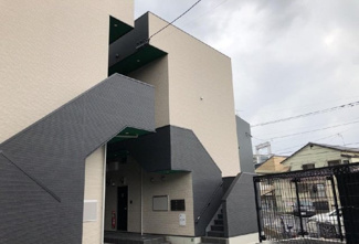 【外観】 | 余計なものをなくしているデザイナーズアパートでは、おしゃれなだけでなく、開放的な空間も魅力ですね。高い天井やロフトなど、普通のマンションではまず考えられない間取りで、特別な日常を送ることができまよ！！