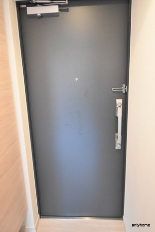 サムティ江坂レガーロ　仲介手数料無料の玄関