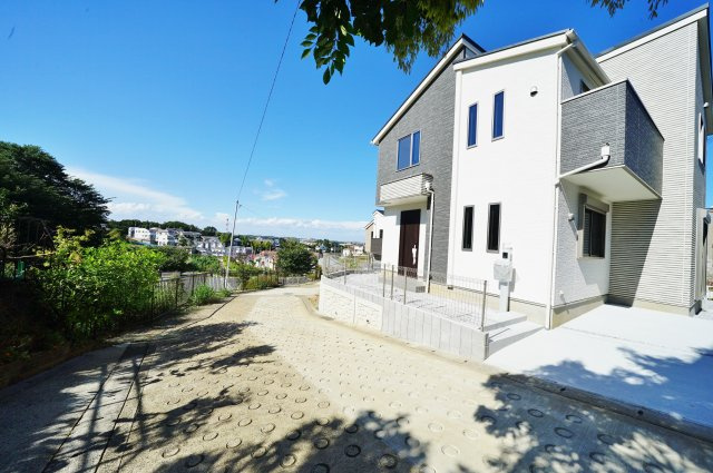 緑に囲まれた空間で快適生活！LDK１８．６帖、食料貯蔵庫付♪保土ヶ谷区仏向町　全７棟新築戸建て　７号棟の前面道路含む現地写真