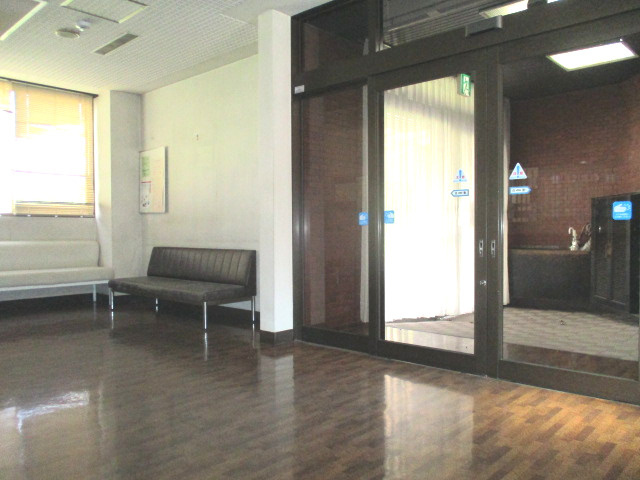 二タ子貸店舗（1階、2階）の玄関