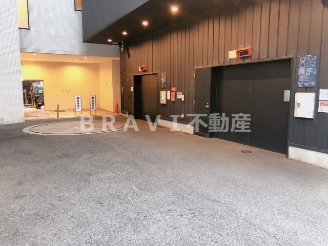 アーデンタワー南堀江　BRAVI不動産の駐車場|【アーデンタワー南堀江】駐車場があるので、車を買う予定の方も安心です