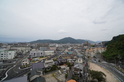 【展望】 | フローレンス海田月見町 | バルコニーから青空や爽やかな風を感じられ、毎日の暮らしに余裕を感じさせてくれる、遮る物の無い開放的な眺望を是非、ご堪能ください。