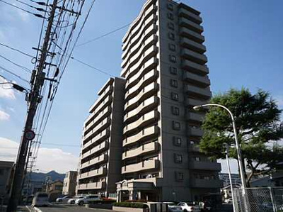 【外観】 | フローレンス海田月見町 | 耐震性の高さを判断するポイントは、建築確認申請日が1981年6月1日以降の新耐震基準に適合しているかどうか。震度６程度の大地震でも建物が崩壊しないレベルが基準になりました。