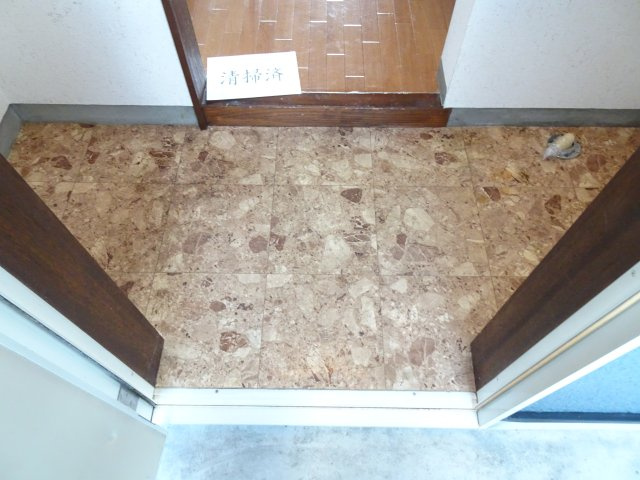 ビレッジK２の玄関