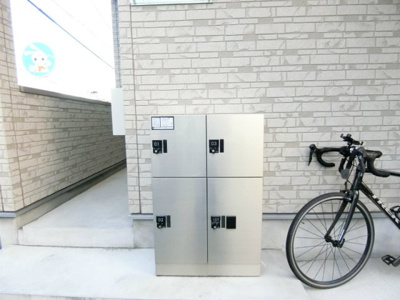 【その他共用部分】 | グリーンベル久末Ⅰ | 共用部には宅配BOXがあるので荷物の受け取りもスムーズに♪再配達の手間がかからないのが魅力♪