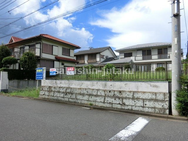 村上　売地　建築条件なし　約６７．５坪　整形地　南道路の前面道路含む現地写真|南側６m公道に面しております。