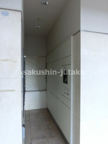 アルファグランデ八千代緑が丘　２階部分のエントランス|宅配ボックス