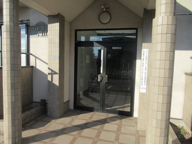 パレス滝山のエントランス