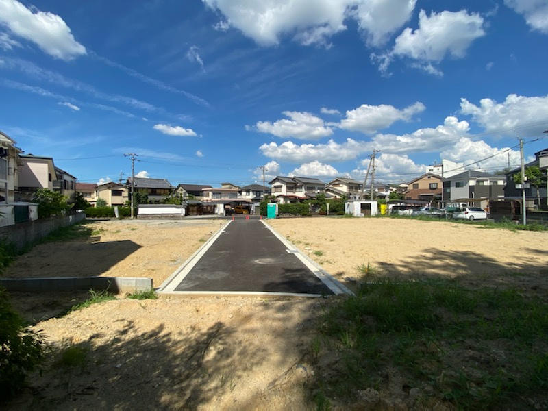 グラッド・タウン太秦中町の前面道路含む現地写真|■前面道路も広く駐車も楽々ですよ♪♪