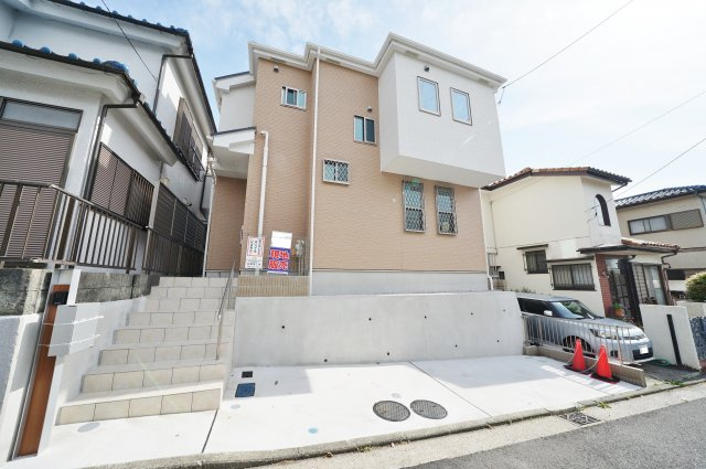 分譲地内につき住環境良好！リビング吹抜け、電動シャッター付♪保土ヶ谷区法泉２丁目　新築戸建ての外観