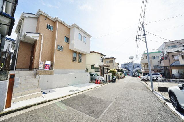 分譲地内につき住環境良好！リビング吹抜け、電動シャッター付♪保土ヶ谷区法泉２丁目　新築戸建ての前面道路含む現地写真