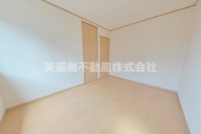 ５３８２６　岐阜市長良中古戸建ての洋室
