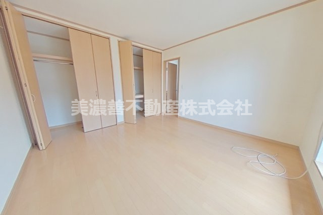 ５３８２６　岐阜市長良中古戸建ての洋室