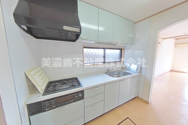 ５３８２６　岐阜市長良中古戸建てのキッチン