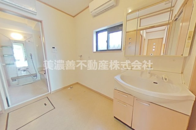 ５３８２６　岐阜市長良中古戸建ての独立洗面台