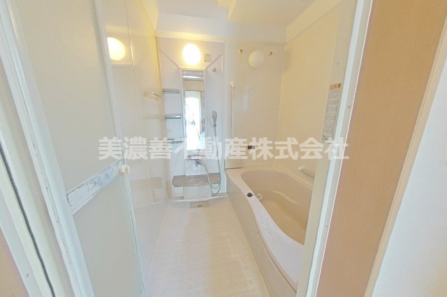 ５３８２６　岐阜市長良中古戸建ての浴室