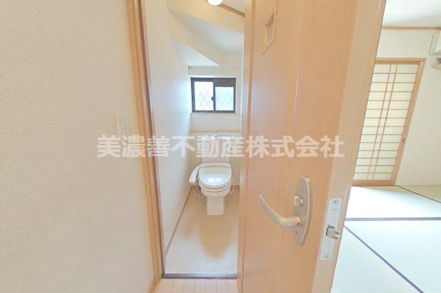 ５３８２６　岐阜市長良中古戸建てのトイレ