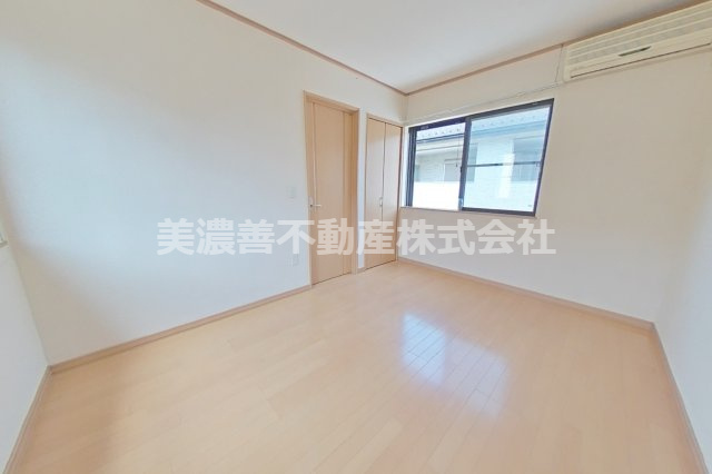 ５３８２６　岐阜市長良中古戸建ての洋室