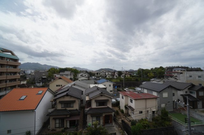 【展望】 | ヒューマンズプラザ青崎五番館 | バルコニーから青空や爽やかな風を感じられ、毎日の暮らしに余裕を感じさせてくれる、遮る物の無い開放的な眺望を是非、ご堪能ください。