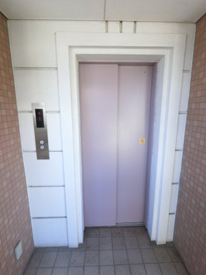 【その他共用部分】 | ドム多摩川 | エレベーターです。階段を使わず重い荷物を持っていけます。