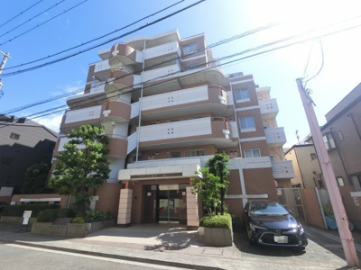 【外観】 | ドム多摩川 | ホワイト系、ブラウン系の2種類のタイルを用いた落ち着いた雰囲気の外観です。