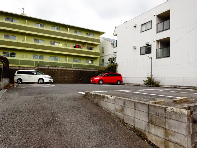 コンフォート津々山の駐車場