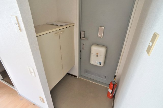 習志野市谷津１丁目のアパートの玄関|シューズボックスもあり玄関は広く使えますよ