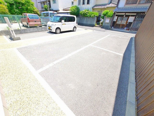 ストーク紀寺の駐車場|車をお持ちの方に嬉しい駐車場付きの物件です