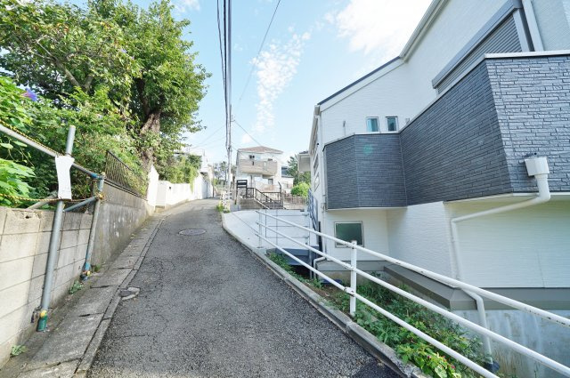 桜台小学校が近く、お子様を育むのに向いた立地！LDK１８．２帖の４LDK♪保土ヶ谷区霞台　全３棟新築戸建て　３号棟の前面道路含む現地写真