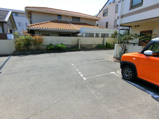クレアール西川の駐車場