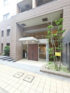 【エントランス】 | みなとみらい線「日本大通り」駅徒歩2分・「元町中華街」駅徒歩7分
JR根岸線「石川町」駅徒歩7分・「関内」駅徒歩8分