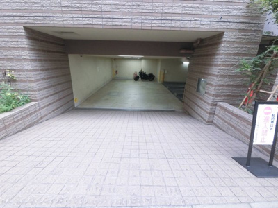 【駐車場】 | ラ・コスタ横浜・山下公園 | 駐車場入口
