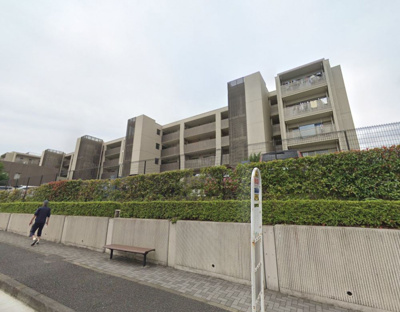 【外観】 | コスモ横濱汐見台パークサイドヒルズ | 100平米超・4LDK・2面バルコニー付で開放感がございます。
住まいの独立性を高める玄関ポーチ付♪