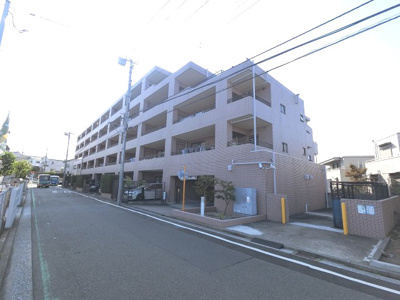【外観】 | クリオ上大岡西弐番館 | 南向きにつき日当たり良好、快適に暮らせる床暖房設置。
独立性の高い洋室は子供部屋、書斎など多目的利用が可能。
