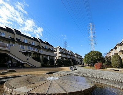 【外観】 | ライブタウン綱島5号棟 | 戸建て感覚を味わえるメゾネット住戸、開放感のある27平米の屋上テラス付。
リビングは家具の配置がしやすい横長タイプ♪