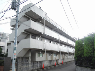 【外観】 | 東急東横線「菊名」駅徒歩8分・「大倉山」駅徒歩11分と好立地。
駅近ならではの便利な住環境も魅力的です。