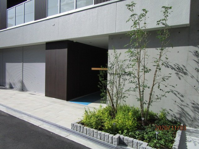 大阪市淀川区十三東２丁目の賃貸マンションのエントランス