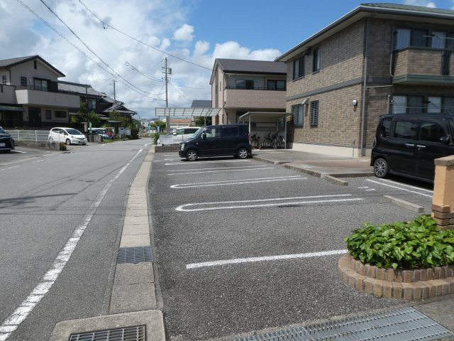 プランドール神明の駐車場|敷地内に2台目駐車場のご契約可能です。