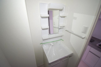 【独立洗面台】 | ハビテ兵庫駅南 | 独立洗面台、小物を置くことができて便利です