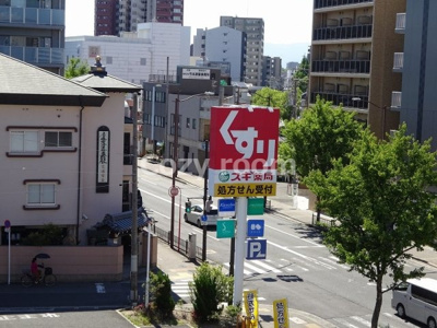 【周辺】 | H’sflatsイータフラッツ | バルコニーから「ドラッグストア」が見えますね(^-^)　便利。