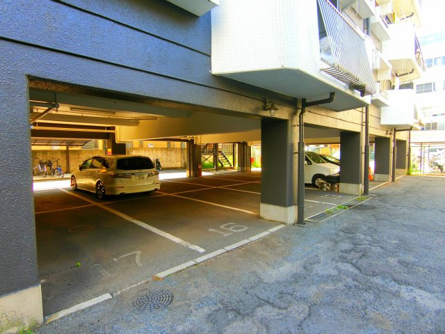 SAMURAIマンションの駐車場