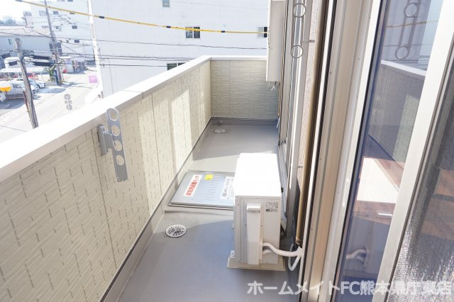 熊本市中央区黒髪１丁目のアパートのバルコニー