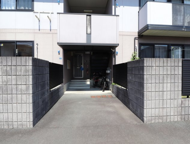 熊本市東区石原１丁目のアパートのエントランス