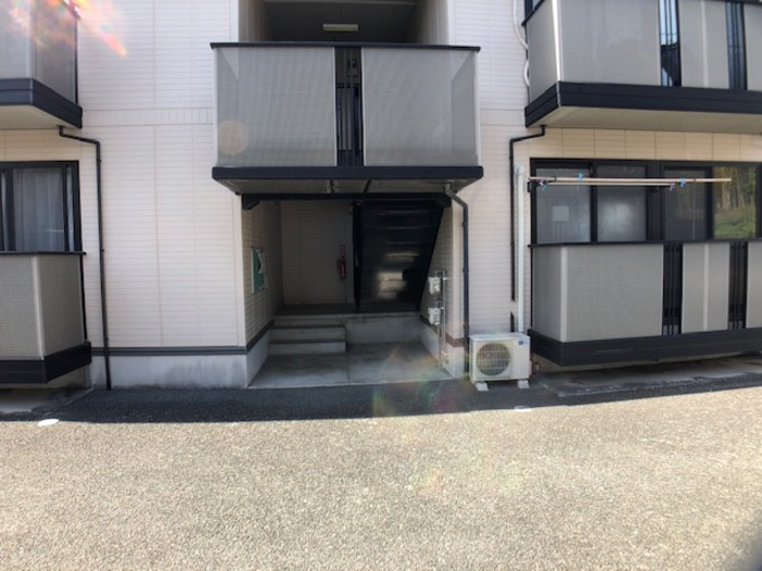 熊本市東区石原３丁目のアパートのエントランス