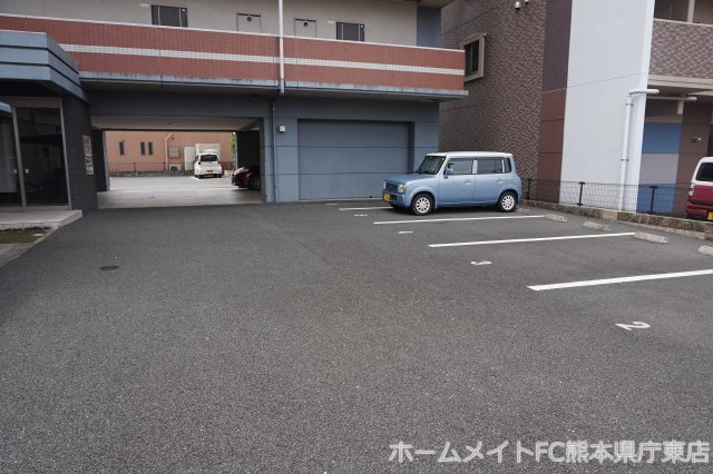 プリマローザの駐車場