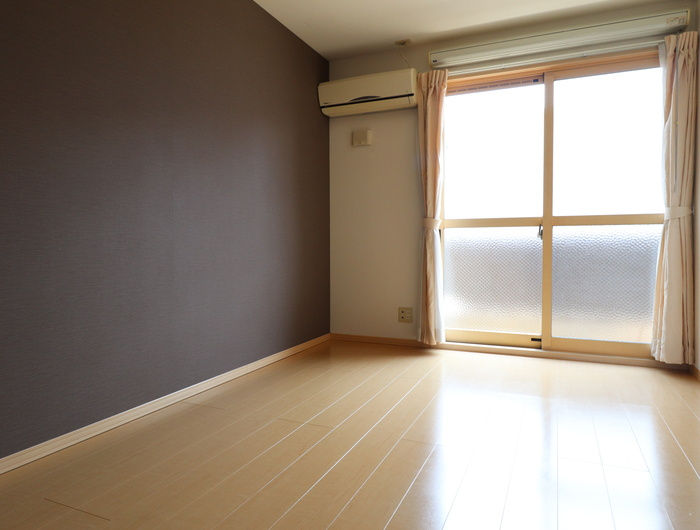 熊本市東区花立６丁目のアパートの居間・リビング