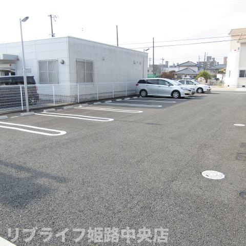 クラージュKSの駐車場