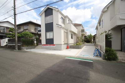 【前面道路含む現地写真】 | 海老名市国分寺台1丁目　2号棟　新築戸建　全2棟【仲介手数料無料】 | ２台駐車可能
