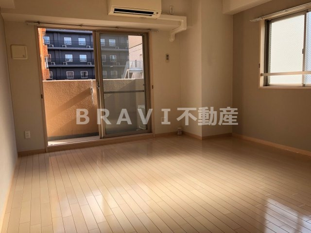 ヴィラタワー谷町　BRAVI不動産の居間・リビング|【ヴィラタワー谷町】ゆったりとしたリビングです