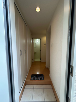 【展望】 | 玄関から室内への景観です！左手にトイレ、正面にバスルームがあります★